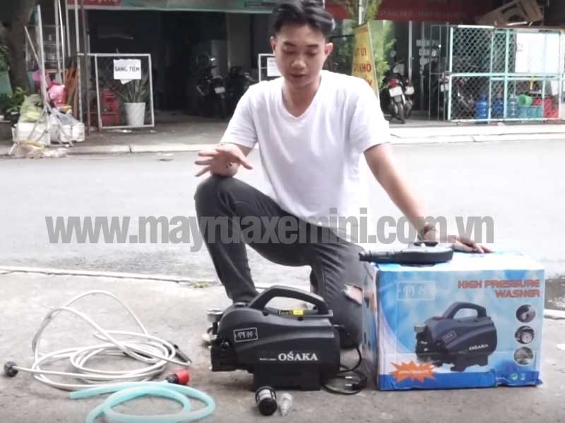 Nhân viên Tahico hướng dẫn sử dụng máy rửa xe mini Osaka 